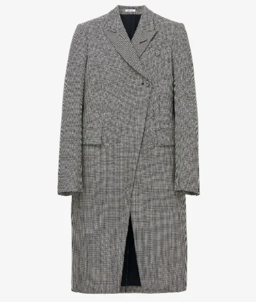 Discover the latest fashion trends from The Tonight Show and more! Shop Olivia Cooke's chic coat, Becky Lynch's stylish jacket, and more must-have items.