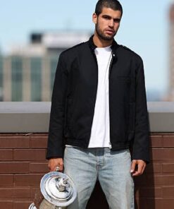 Celebrate the US Open 2025 with Carlos Alcaraz's sleek black zip-up jacket. A must-have for fans, this jacket combines comfort and sporty flair.